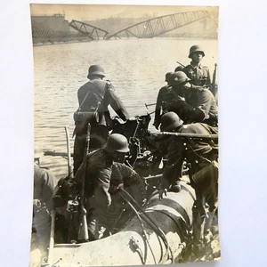 Militärfoto B/N - Soldaten Deutsche Unbespielt Mit Schlauchboot Ein Kanone Mobil - Bild 1 von 2