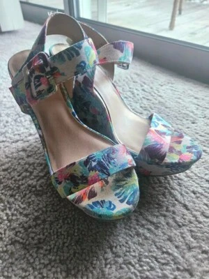 Mix No. Cuñas con estampado floral tropical Jordie talla 8 6 Foto 1 de 4