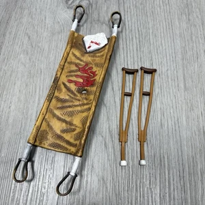 Accessori vintage WWF WWE ~ Barella insanguinata e 2 stampelle [Jakks Pacific] - Foto 1 di 6