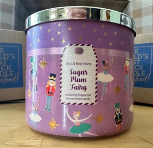 TOTALMENTE NUEVO Sugar Plum Fairy vela de 3 mechas 25-45 horas de combustión 14 oz baño y cuerpo funciona - Imagen 1 de 2