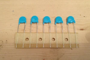Lot de 5 Condensateurs Céramiques // 1000pF / 1nF / 3000V / 3KV - Picture 1 of 3
