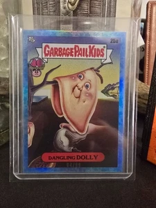 2025 Topps Garbage Pail Kids GPK 40th Anniversary blue #25a 94/99 Dangling Dolly - Bild 1 von 2