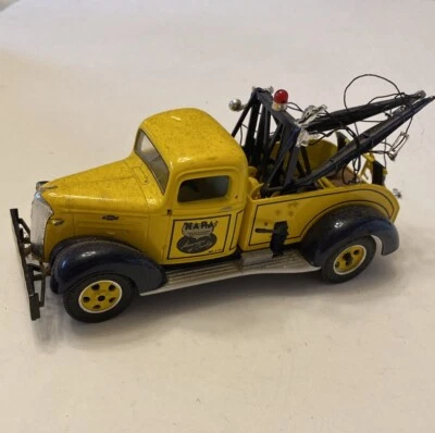 Preowned First Gear 19-2375 1937 Chevrolet Tow Truck NAPA 75th Anniv. 1:34 Scale - Image 1 of 4