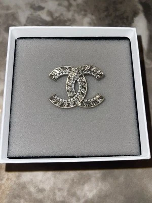CHANEL Auténtico Clásico Todo Cristal Logo CC Broche Prendedor Tono Plata con Caja Foto 1 de 4