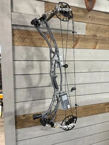 Hoyt Alpha X 33 70lb RH 1470816 - Picture 1 of 4