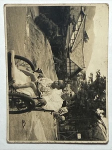 1943 Segunda Guerra Mundial Manila Filipinas Hombre Herido con Niño Silla de Ruedas Militar Foto de Colección - Imagen 1 de 11