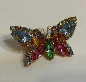 Broche prendedor mariposa estrás pastel tono dorado vintage, detalles multicolores - Imagen 1 de 16