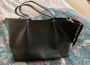 Bolso de Mano Valentino Rockstud Negro Raro, Dobladillo Redondeado y Acentos de Cuero Rojo. - Imagen 1 de 13