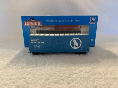 Athearn/Roundhouse #RND1010 HO Scale Great Northern 40' Grain Boxcar #6817 - Image 1 of 4