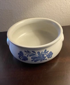 Vintage Pfaltzgraff Yorktown Stoneware Blue 2 Qt Casserole handled/No lid - Picture 1 of 2