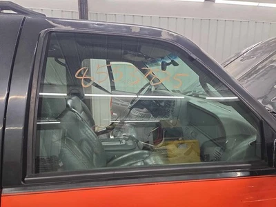 Used Front Right Door Glass Front fits: 1999 Gmc Suburban 1500 Front Right Grade Foto 1 de 4