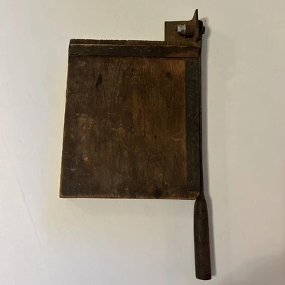 Manual cortador de papel pequeño con mango de madera y hierro fundido primitivo vintage Foto 1 de 4