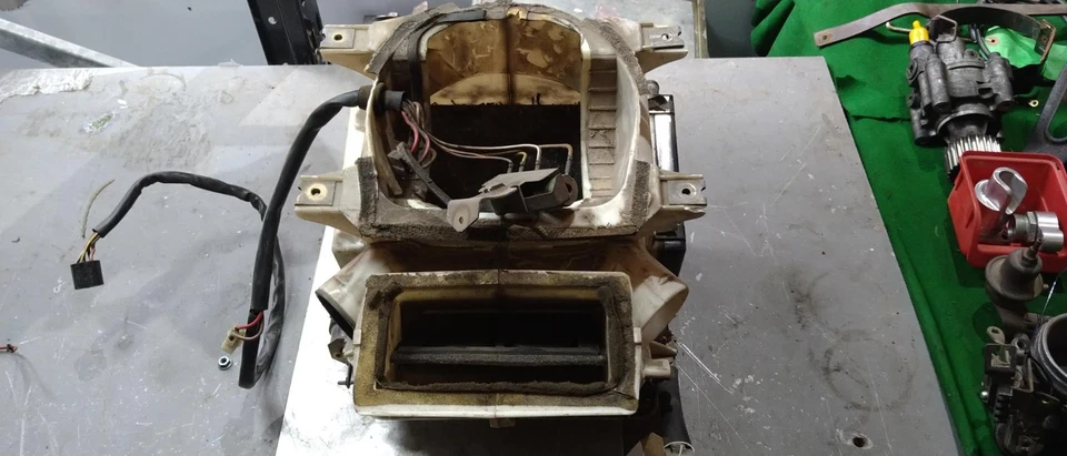 Conjunto de caja calefactora original usada con matriz calefactora para Porsche 924s Foto 1 de 4