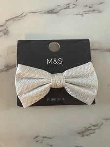 Cravatta con fiocco M&S PURE 100% crema SETA nuova con etichetta Marks And Spencer - Foto 1 di 4