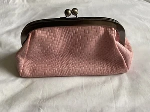 Patricia Nash Mia Umhängetasche Ledergestell Rattan geflochten rosa silber Kette - Bild 1 von 16