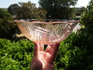 VINTAGE PINK DEPRESSION GLASS BOWL CHEVRON PATTERN - Picture 1 of 4