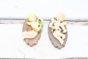 Par de placas de ángel de cerámica vintage con guirnalda 1975 artista marcado pared Hangi - Imagen 1 de 10