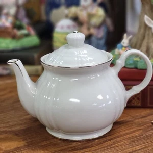 Regal Manor Fine China Teapot by Robinson Design Group, Made in Japan 1989 - Picture 1 of 10