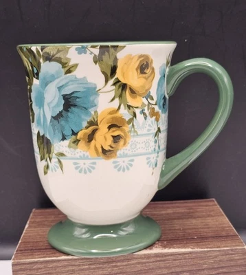 Taza grande de pedestal de gres blanco Pioneer Woman floral verde oliva Foto 1 de 4