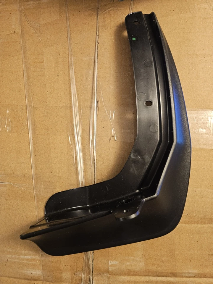 1xNEW GENUINE SKODA OCTAVIA A8 REAR MUD FLAP O/S RIGHT 5E3 821 822 9B9 5E3821822 - Image 1 of 4