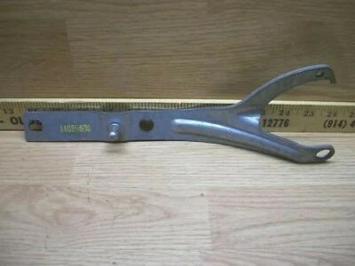 Оригинальный кронштейн на петлю капота 85 86 87 88 Pontiac Grand Am под правую руку новый из старых запасов GM, 14086606 ` - Изображение 1 из 2