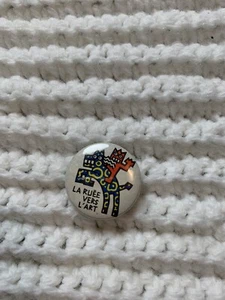 Vintage 1980's La Ruee Vers L'Art Small White Pin/Button, 1 in, Pre-Owned - Picture 1 of 2