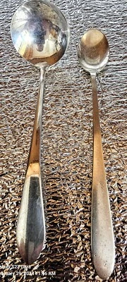 Cuchara de alimentación infantil Colonial Lunt de plata esterlina y cuchara sopera desconocida Foto 1 de 4