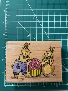 FRED UND ELOISE GEMÄLDE HASE KANINCHEN STEMPEL OSTEREI HOLZHALTERUNG NEU UR1025 - Bild 1 von 2