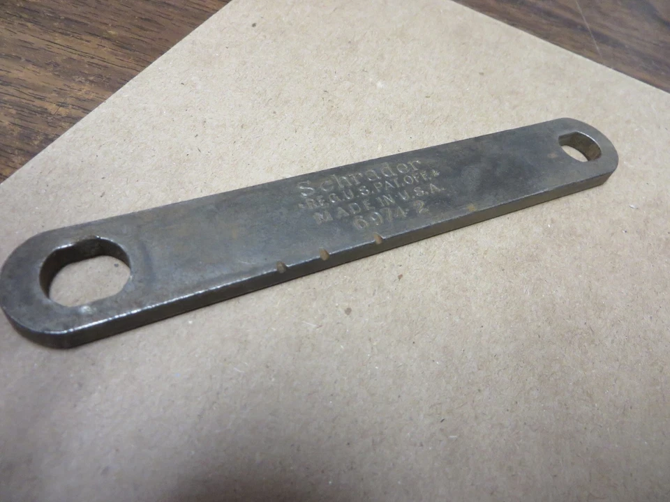 LLAVE VÁLVULA OVALADA TAMAÑO DOBLE SCHRADER 10,5mm x 9mm / 12,5mm x 11,3mm Foto 1 de 4