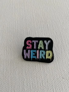 Stay Weird Emaille Pin, bunte Anstecknadel für Jacke, Rucksack oder Tasche - Bild 1 von 2