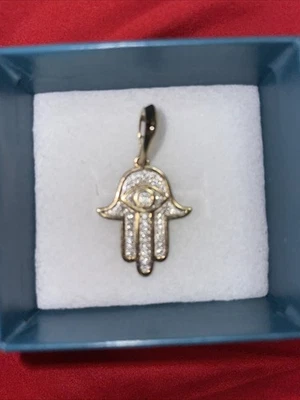 Colgante Hamsa chapado en oro de 14k con diamantes de laboratorio  Foto 1 de 4