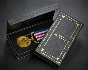 Tu medalla de servicio de aniversario de boda de titanio. Estuche. Regalo/Regalo. Oro - Imagen 1 de 15
