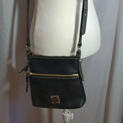 Bolso Bandolera Dooney & Bourke Saffiano Letter Carrier Negro Foto 1 de 4