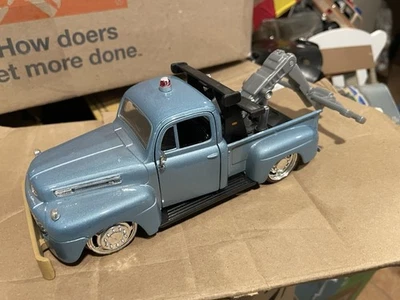 Maisto 1948 FORD F1 Pick Up TOW TRUCK Wrecker 1:25 Scale Diecast Model BLUE - Image 1 of 4