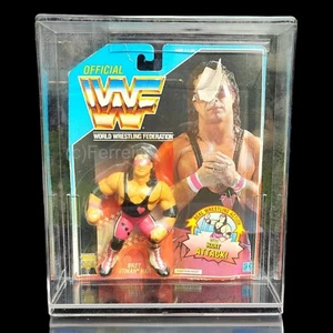 OFFICIAL WWF - BRET HITMAN HARD (PINK HARD) SERIES 4 MOC / HASBRO 1992 WWE - Picture 1 of 2
