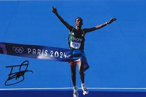 Atletica leggera - Tamirat Tola - Fotografia firmata a mano 12x8 pollici - Certificato di autenticità - Foto 1 di 1