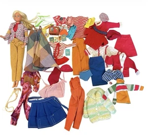 Vintage Barbie Puppe Kleidung Paket 60’s 70’s Kleider Röcke Oberteile Hosen 50 Zubehörteile - Bild 1 von 16