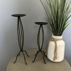 SET DI DUE PORTACANDELE A COLONNA/BASTONE ARTE INTRECCIATA DECORATI IN METALLO ACCIAIO - Foto 1 di 3