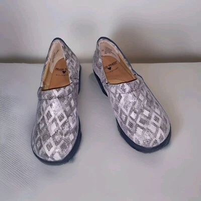 Nurse Mates Pillow top Black/White Geometric Print Leather Clog Size 6m - Image 1 of 4