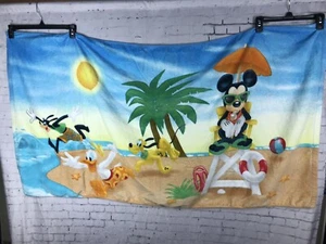 Toalla de playa Disney Store Mickey Donald Goofy Pluto jugando (BAL) - Imagen 1 de 7