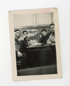 Jungs hängen im Diner Restaurant Vintage Schnappschuss gefunden Essen Foto - Bild 1 von 3
