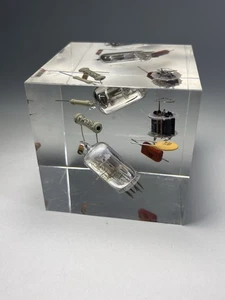 Fermacarte vintage Pierre Giraudon Lucite Cube tubi aspirazione e ricambi transistor - Foto 1 di 7
