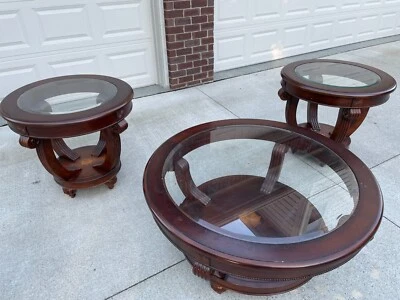 Juego de mesa auxiliar y cóctel de madera de cerezo Bassett - 1 mesa central y 2 mesas auxiliares Foto 1 de 3