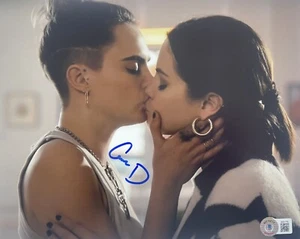 CARA DELEVINGNE SIGNIERT 8x10 FOTO NUR MORDE IM GEBÄUDE BAS ZEUGEN COA - Bild 1 von 1