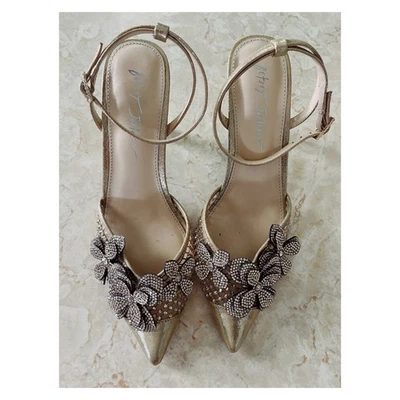 Salto pontiagudo floral Betsy Johnson tamanho 9 dourado Sofya strass - Imagem 1 de 4