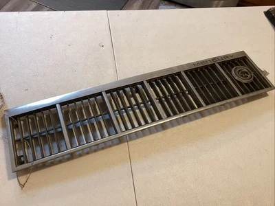 Rejilla Mercury Lynx 1981-85 Ford pieza original no. E1YB-8200-AC OEM Foto 1 de 4