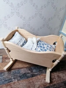 Naturholz-Wiege,inkl.3 Teilg.Bettwäsche,taubenblauKinderzimmer, Puppenstube 1:12 - Bild 1 von 5