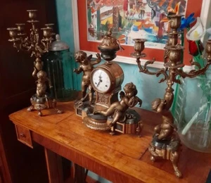 Orologio da tavolo con due candelabri in ottone e marmo - Foto 1 di 3