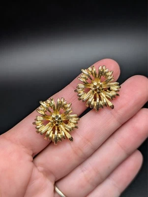 Pendientes florales de clip en tono dorado vintage de Lisner Foto 1 de 4