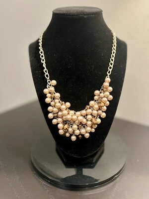 Collar llamativo con perlas de imitación y piedras preciosas de color cobre/oro rosa claro Foto 1 de 4